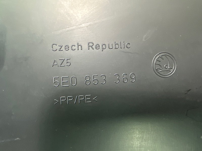 Накладка центральной стойки нижняя Skoda Octavia 2014 A7