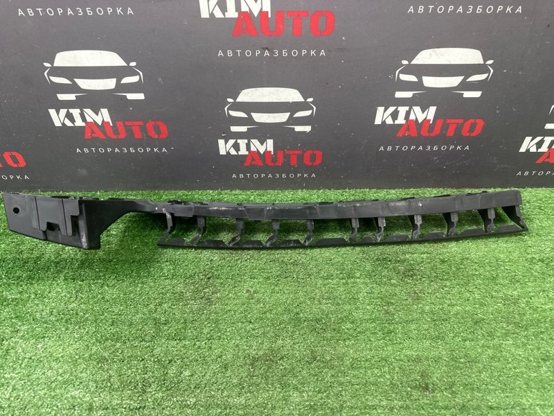 Кронштейн заднего бампера центральный Skoda Octavia 2014 A7