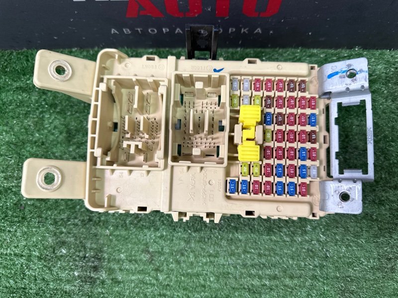 Блок предохранителей салонный Kia Rio X 2020