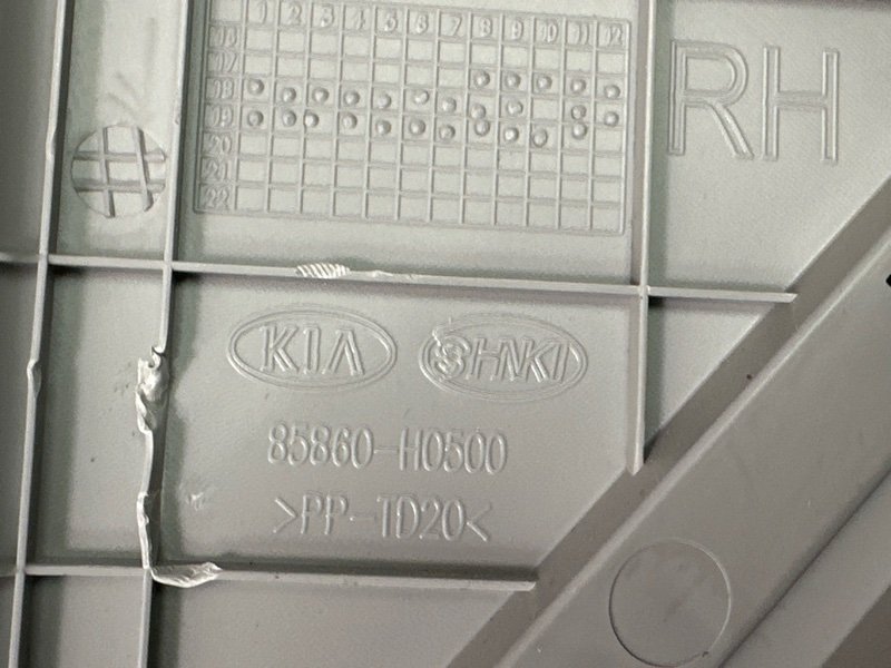Накладка стойки верхняя Kia Rio X 2020