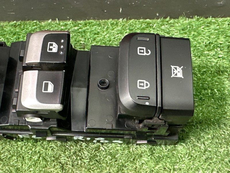 Блок управления стеклоподъемниками Kia Rio X 2020
