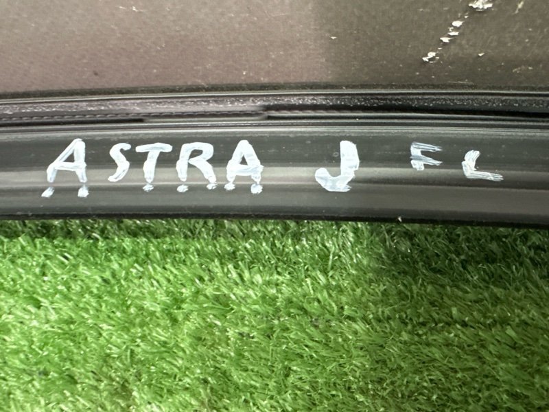 Уплотнитель стекла направляющий Opel Astra J