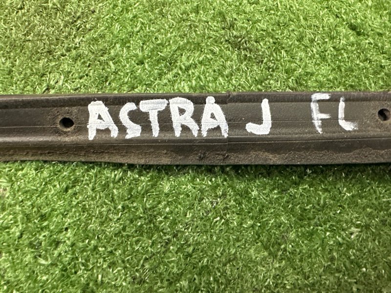 Уплотнитель двери Opel Astra J