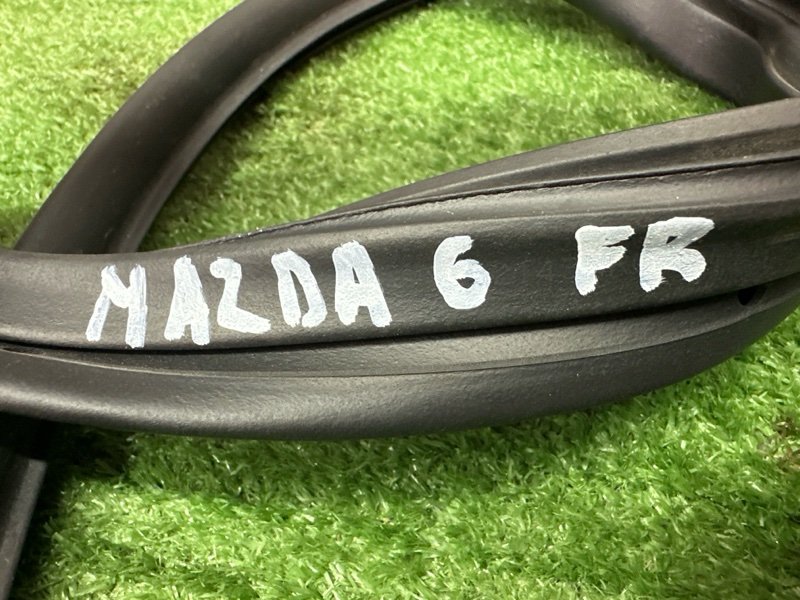 Уплотнитель двери Mazda 3 BL
