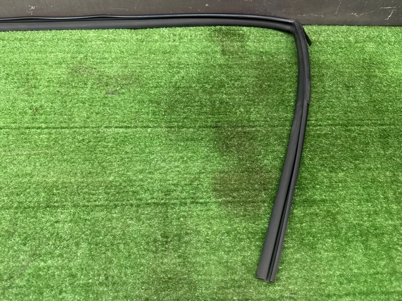 Уплотнитель стекла направляющий Hyundai i30 GD