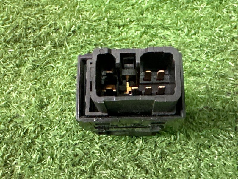 Кнопка стеклоподъемника Hyundai i30 GD