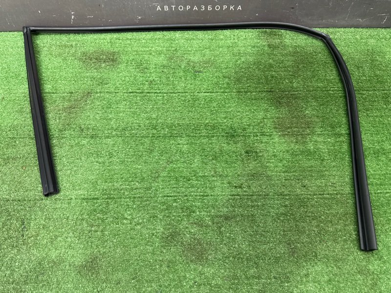 Уплотнитель стекла направляющий Hyundai i30 FD