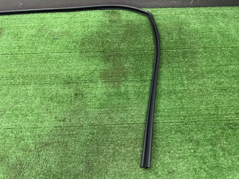 Уплотнитель стекла направляющий Hyundai i30 FD