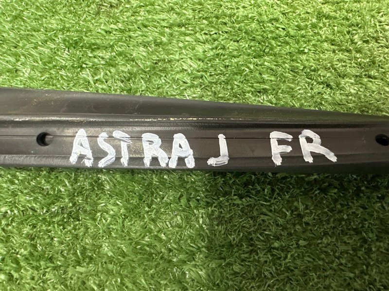 Уплотнитель двери Opel Astra J