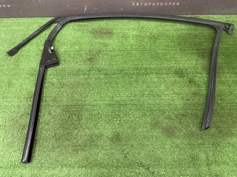 Уплотнитель стекла двери Opel Astra J