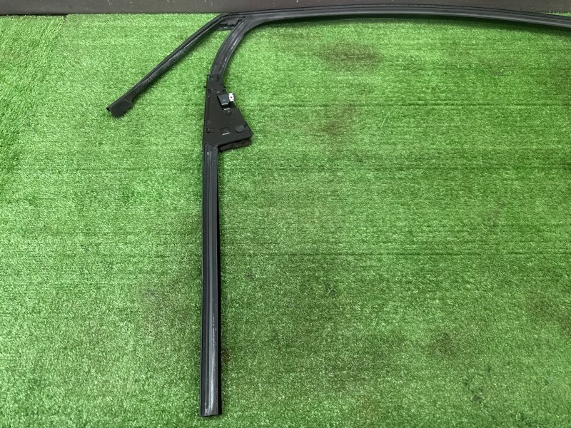 Уплотнитель стекла двери Opel Astra J