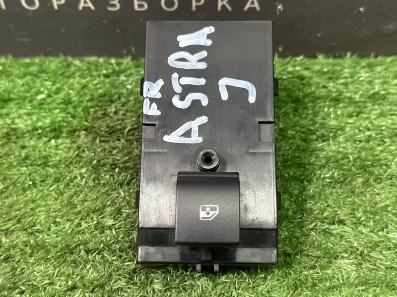 Кнопка стеклоподъемника Opel Astra J