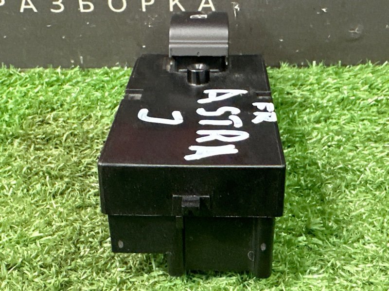 Кнопка стеклоподъемника Opel Astra J