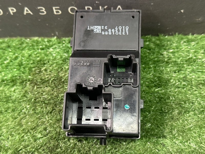 Кнопка стеклоподъемника Opel Astra J