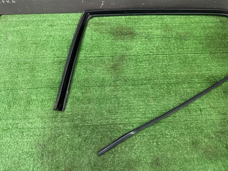 Уплотнитель стекла направляющий Peugeot 407