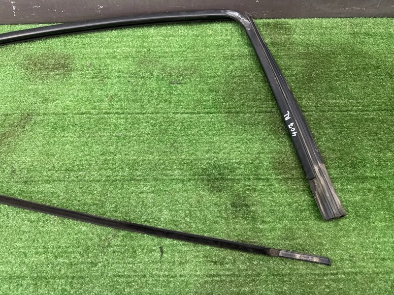 Уплотнитель стекла направляющий Peugeot 407