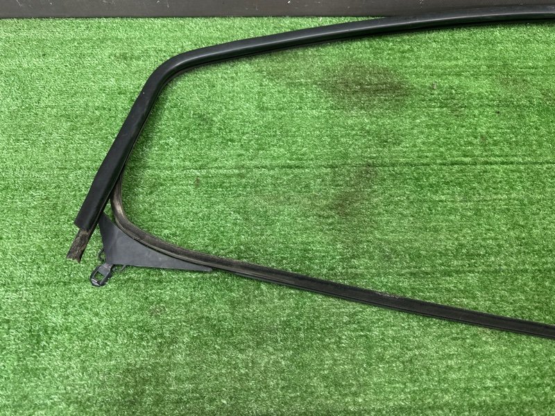 Уплотнитель стекла направляющий Peugeot 407