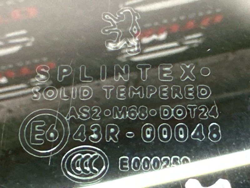 Стекло двери Peugeot 307