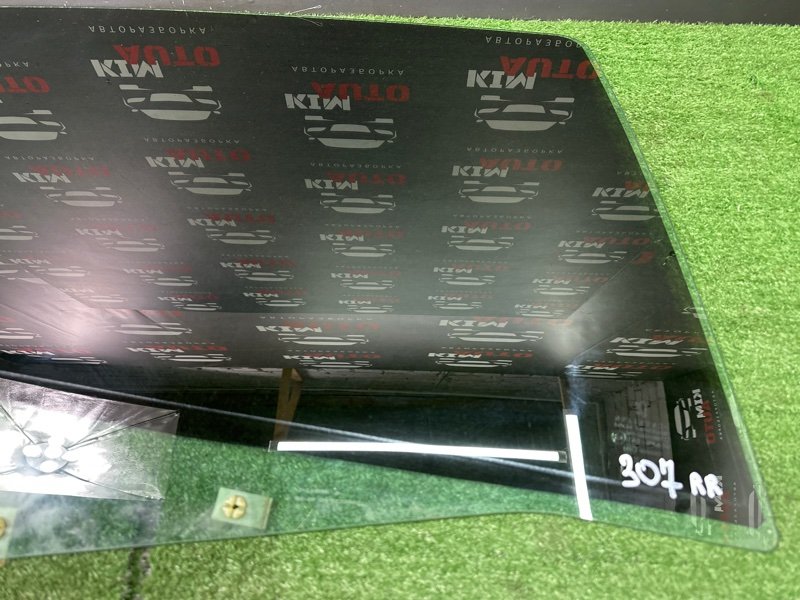 Стекло двери Peugeot 307