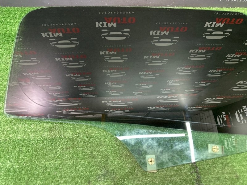 Стекло двери Peugeot 307