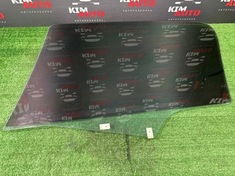 Стекло двери Peugeot 307