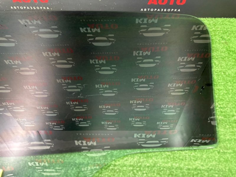 Стекло двери Peugeot 307