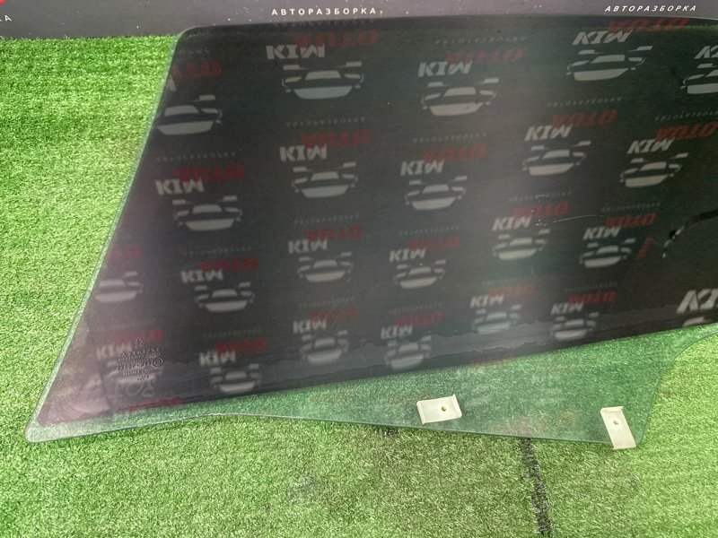 Стекло двери Peugeot 307