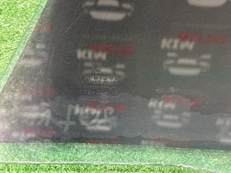 Стекло двери Peugeot 307