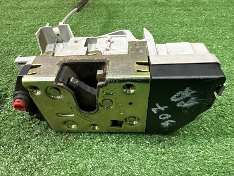 Замок двери Peugeot 307