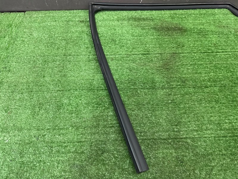 Уплотнитель стекла направляющий Hyundai i30 GD