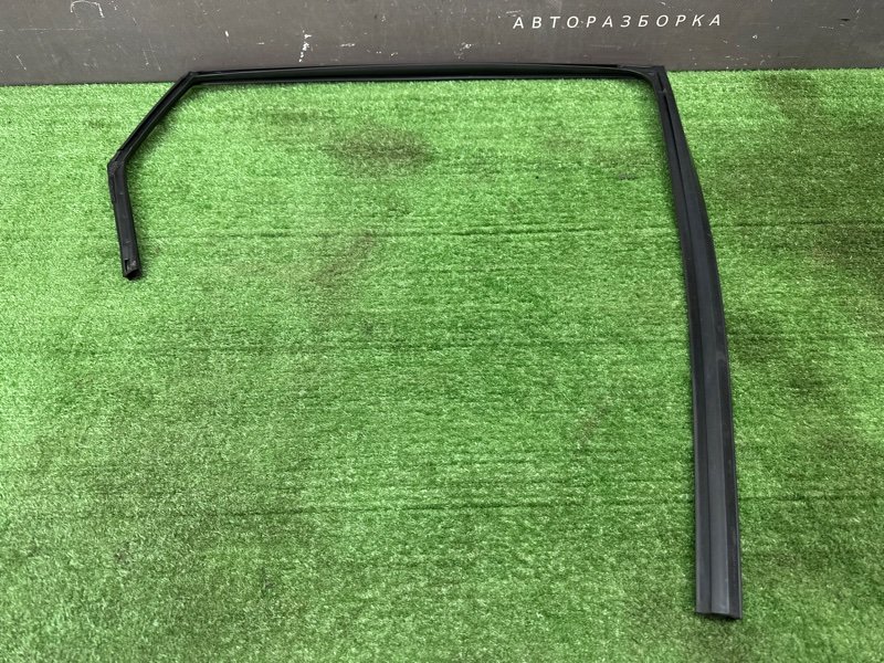 Уплотнитель стекла направляющий Hyundai i30 GD