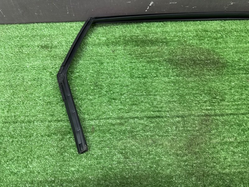 Уплотнитель стекла направляющий Hyundai i30 GD