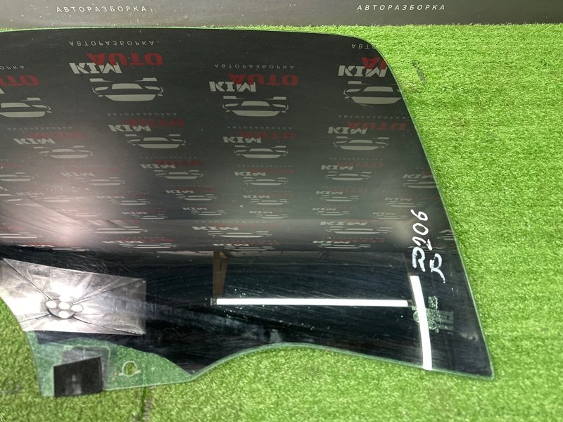 Стекло двери Peugeot 206