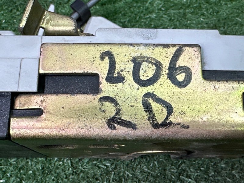 Замок двери Peugeot 206