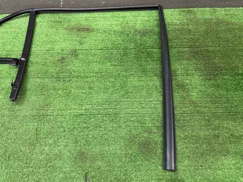 Уплотнитель стекла направляющий Hyundai Creta 2018 GS