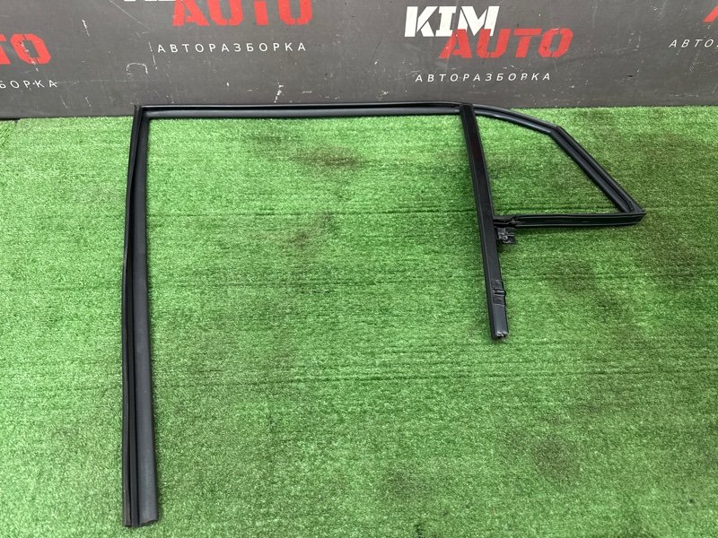 Уплотнитель стекла направляющий Hyundai Creta 2018 GS