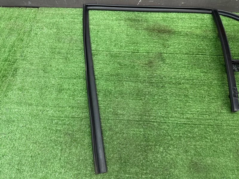 Уплотнитель стекла направляющий Hyundai Creta 2018 GS