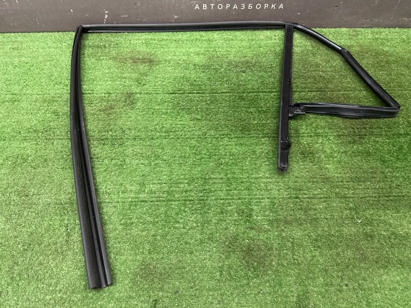 Уплотнитель стекла направляющий Hyundai Creta 2018 GS