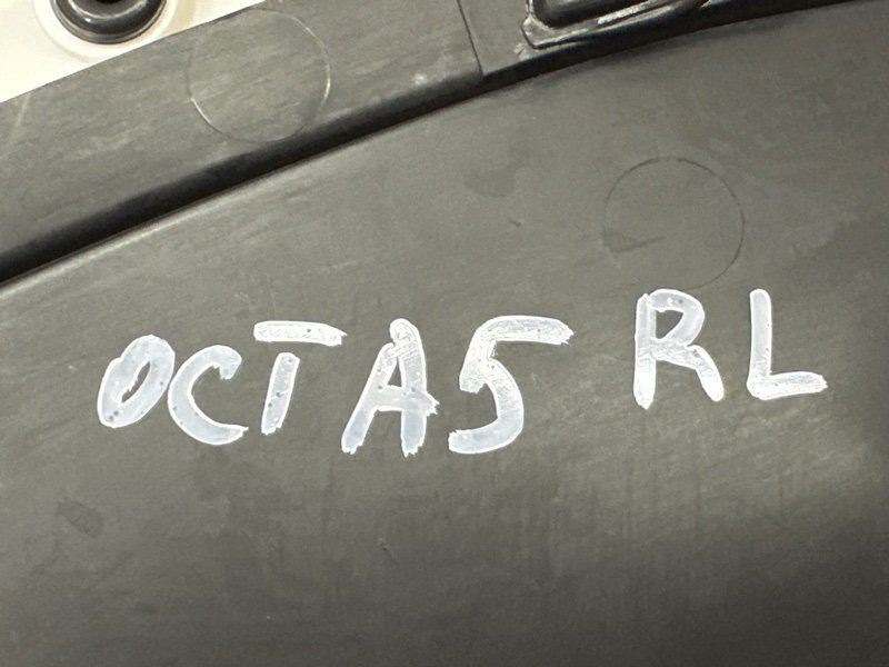 Обшивка двери Skoda Octavia A5