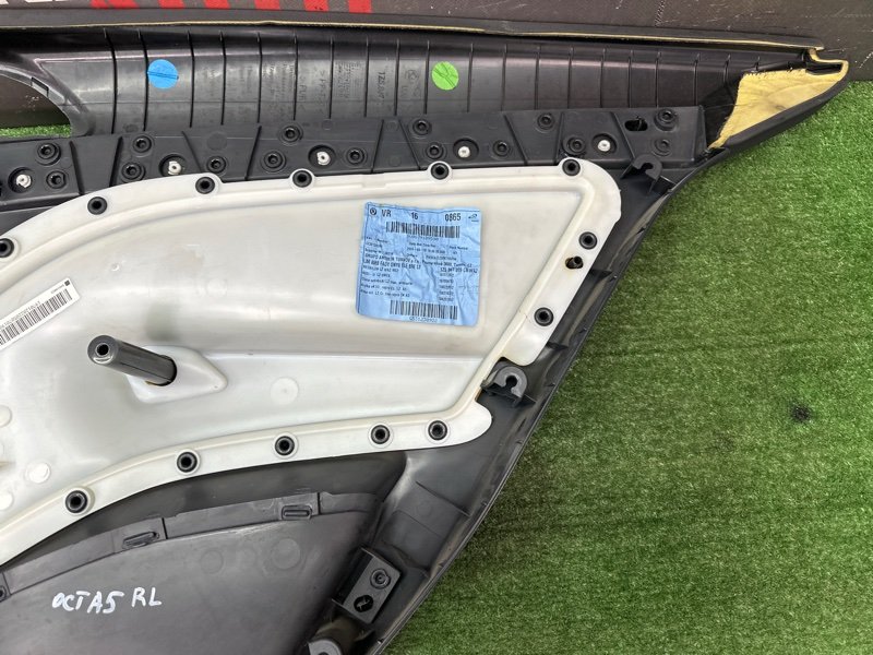 Обшивка двери Skoda Octavia A5