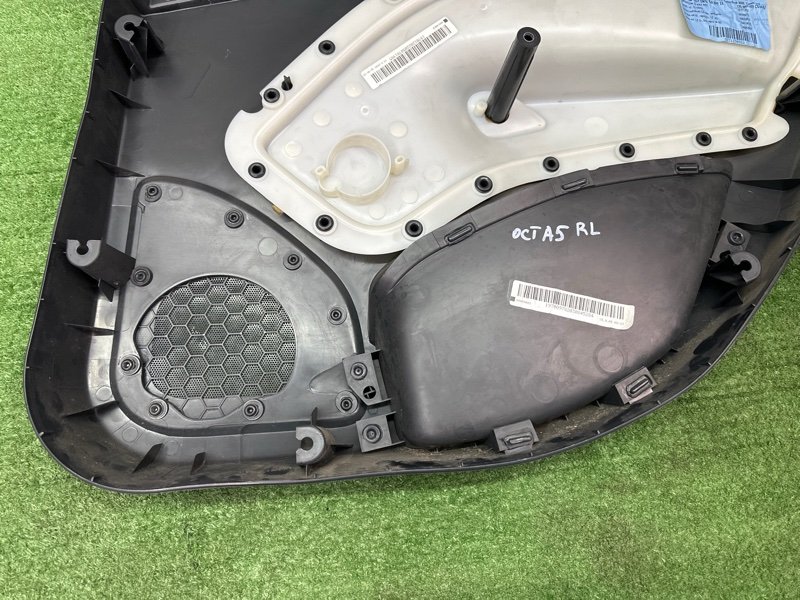 Обшивка двери Skoda Octavia A5