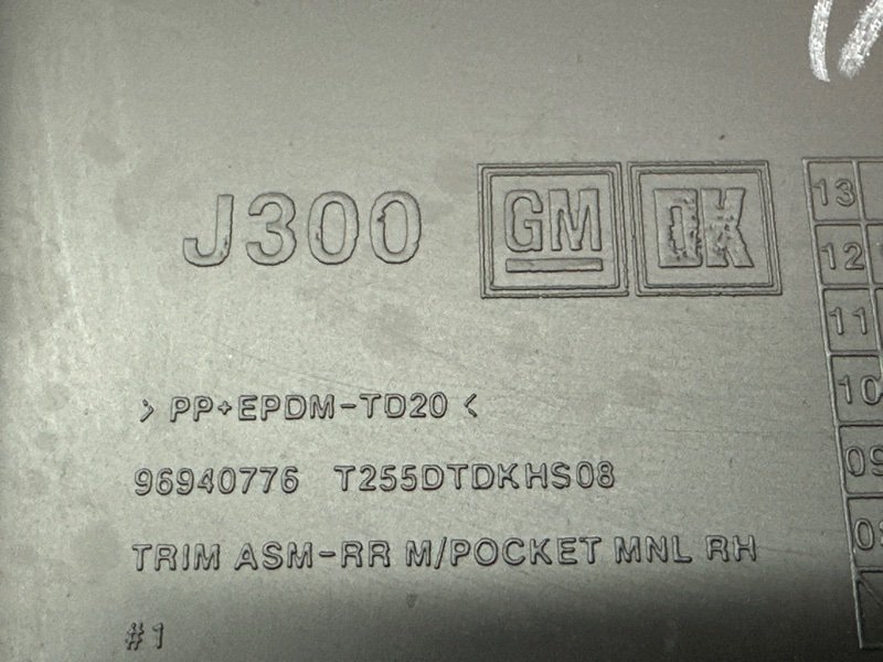 Обшивка двери Chevrolet Cruze J300