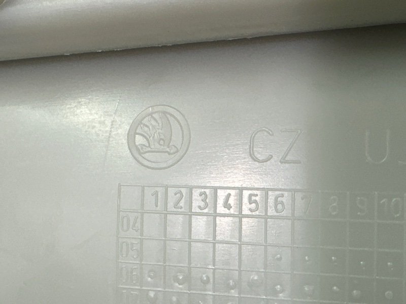 Обшивка двери Skoda Octavia A5