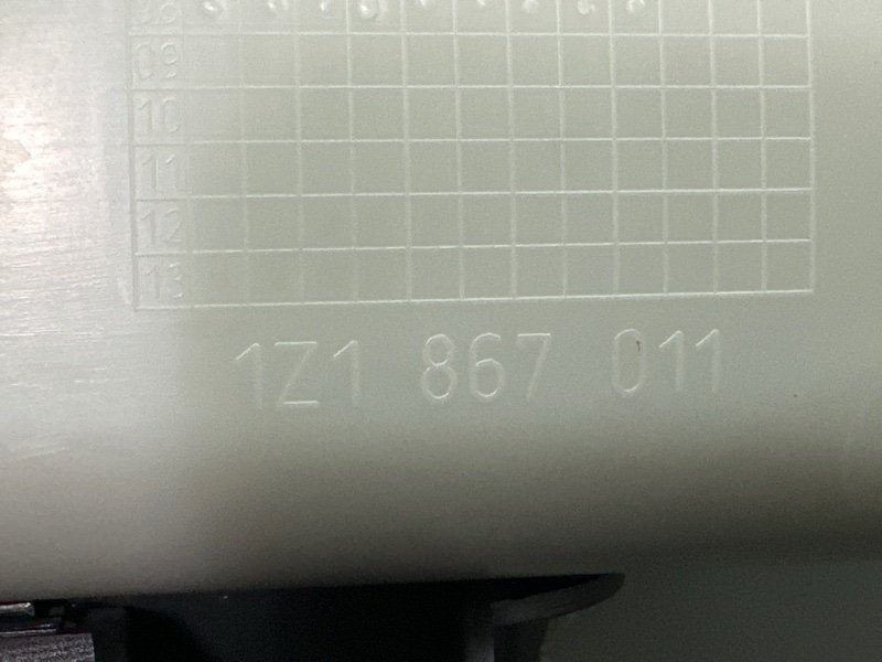 Обшивка двери Skoda Octavia A5