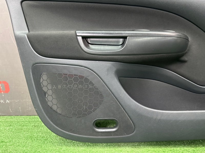 Обшивка двери Skoda Octavia A5