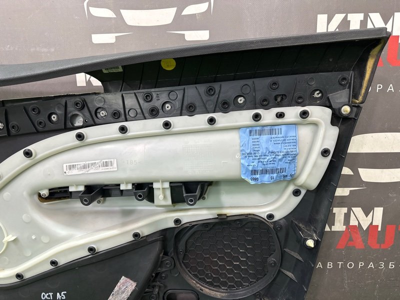 Обшивка двери Skoda Octavia A5