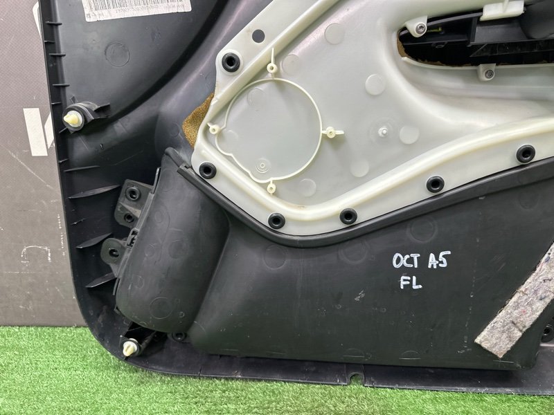 Обшивка двери Skoda Octavia A5