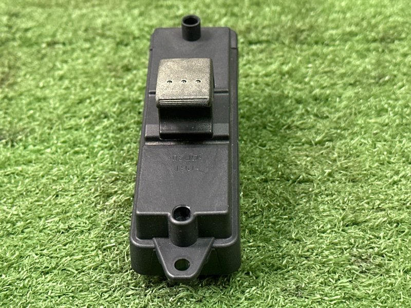 Кнопка стеклоподъемника Mazda 3 BK