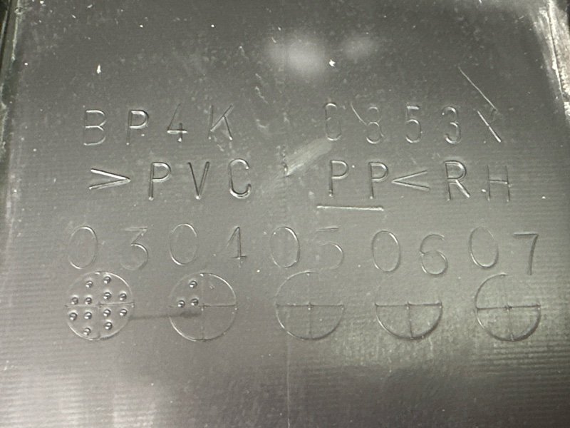 Обшивка двери Mazda 3 BK