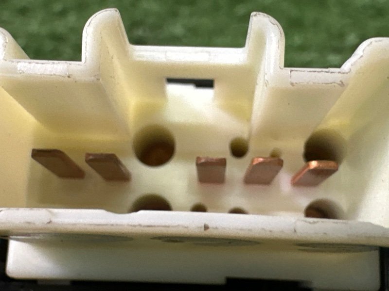 Кнопка стеклоподъемника Mazda 6